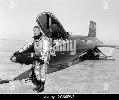 Il pilota Dryden Neil Armstrong è visto qui accanto alla nave X-15 n. 1 (56-6670) dopo un volo di ricerca. L'X-15 era un velivolo a razzo lungo 50 piedi con un'apertura alare di 22 piedi. Era un veicolo a forma di missile con una coda verticale a forma di cuneo, ali sottili e carenature laterali uniche che si estendono lungo il lato della fusoliera. L'X-15 è stato volato per un periodo di quasi 10 anni, dal giugno 1959 all'ottobre 1968. Ha stabilito i record non ufficiali di velocità e altitudine del mondo. Informazioni ottenute dal programma X-15 di grande successo. Foto Stock