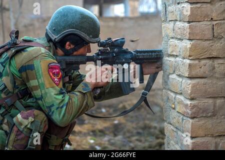 SUJANI, AFGHANISTAN - 20 Gen 2018 - un esercito nazionale afgano 10° operazioni speciali Kandak Commando restituisce il fuoco durante operazioni offensive contro t. Foto Stock