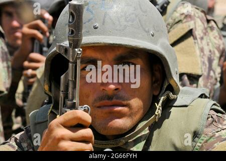 KABUL, AFGHANISTAN Kabul - 11 giugno 2018 - un soldato della forza territoriale dell'esercito nazionale afgano guarda le dimostrazioni di sicurezza durante un esercizio militare Foto Stock