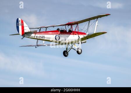 1931 DH82A Tiger Moth (K2585) in volo al Shuttleworth Flying Festival of Britain Airshow il 6 giugno 2021 Foto Stock