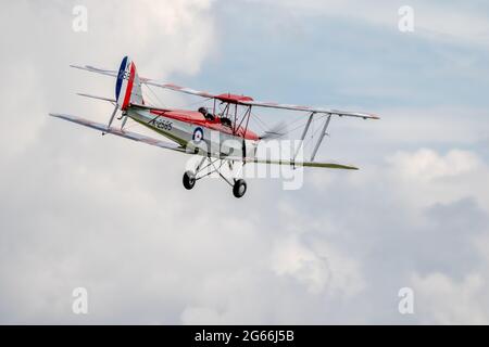 1931 DH82A Tiger Moth (K2585) in volo al Shuttleworth Flying Festival of Britain Airshow il 6 giugno 2021 Foto Stock