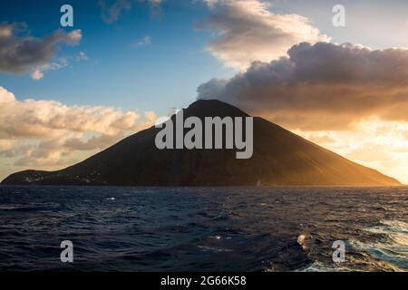 Vista dell'isola di Stromboli con fumo in cima Foto Stock