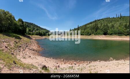 Paesaggio idilliaco presso la diga Nagoldtalsperre, Foresta Nera, Germania Foto Stock