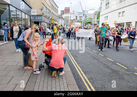 Bristol, Regno Unito, 3 luglio 2021. Gli acquirenti osservano il personale dell'NHS e i membri del pubblico che partecipano a un NHS lavoratori dicono DI NO - protesta per la sicurezza dei pazienti dell'NHS, la giustizia delle retribuzioni e la fine della marcia di protesta per la privatizzazione a Bristol. Migliaia di lavoratori del NHS in città e città in tutto il Regno Unito hanno partecipato a manifestazioni socialmente distanziate per proteggere il NHS il 73o compleanno del NHS e per combattere per il futuro del nostro Servizio sanitario Nazionale. Credit: Lynchpics/Alamy Live News Foto Stock