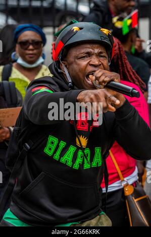 Londra, Regno Unito. 3 luglio 2021. I sostenitori di Biafra, ufficialmente la Repubblica di Biafra protestano (di fronte a Downing Street) contro il loro trattamento da parte del governo nigeriano - Biafra era uno stato secessionista in Africa occidentale che esisteva dal maggio 1967 al gennaio 1970. Il suo territorio era costituito dalla regione orientale della Nigeria. Credit: Guy Bell/Alamy Live News Foto Stock