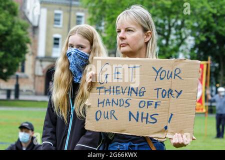 Bristol, Regno Unito, 3 luglio 2021. Il personale dell'NHS e i membri del pubblico sono raffigurati al College Green mentre ascoltano i discorsi di un NHS lavoratori dicono DI NO - protesta per la sicurezza dei pazienti NHS, la giustizia delle retribuzioni e la fine della privatizzazione marzo e rally. Migliaia di lavoratori del NHS in città e città in tutto il Regno Unito hanno partecipato a manifestazioni socialmente distanziate per proteggere il NHS il 73o compleanno del NHS e per combattere per il futuro del nostro Servizio sanitario Nazionale. Credit: Lynchpics/Alamy Live News Foto Stock