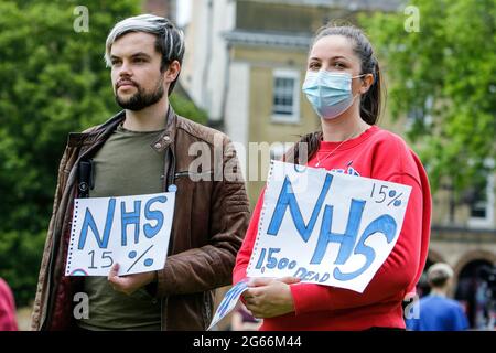 Bristol, Regno Unito, 3 luglio 2021. Il personale dell'NHS e i membri del pubblico sono raffigurati al College Green mentre ascoltano i discorsi di un NHS lavoratori dicono DI NO - protesta per la sicurezza dei pazienti NHS, la giustizia delle retribuzioni e la fine della privatizzazione marzo e rally. Migliaia di lavoratori del NHS in città e città in tutto il Regno Unito hanno partecipato a manifestazioni socialmente distanziate per proteggere il NHS il 73o compleanno del NHS e per combattere per il futuro del nostro Servizio sanitario Nazionale. Credit: Lynchpics/Alamy Live News Foto Stock