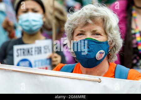 Bristol, Regno Unito, 3 luglio 2021. Il personale dell'NHS e i membri del pubblico sono raffigurati come prendono parte a un NHS lavoratori dicono DI NO - protesta per la sicurezza dei pazienti NHS, la giustizia delle retribuzioni e la fine della marcia di protesta per la privatizzazione a Bristol. Migliaia di lavoratori del NHS in città e città in tutto il Regno Unito hanno partecipato a manifestazioni socialmente distanziate per proteggere il NHS il 73o compleanno del NHS e per combattere per il futuro del nostro Servizio sanitario Nazionale. Credit: Lynchpics/Alamy Live News Foto Stock