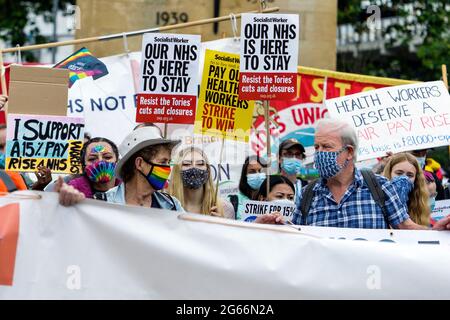 Bristol, Regno Unito, 3 luglio 2021. Il personale dell'NHS e i membri del pubblico sono raffigurati come prendono parte a un NHS lavoratori dicono DI NO - protesta per la sicurezza dei pazienti NHS, la giustizia delle retribuzioni e la fine della marcia di protesta per la privatizzazione a Bristol. Migliaia di lavoratori del NHS in città e città in tutto il Regno Unito hanno partecipato a manifestazioni socialmente distanziate per proteggere il NHS il 73o compleanno del NHS e per combattere per il futuro del nostro Servizio sanitario Nazionale. Credit: Lynchpics/Alamy Live News Foto Stock