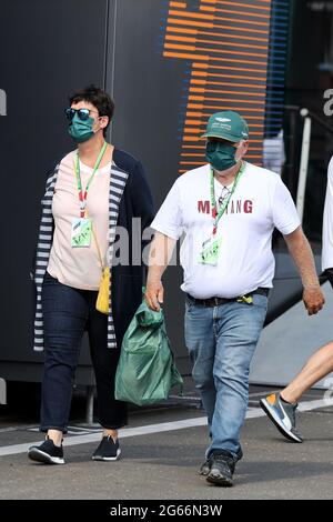 Spielberg, Austria. 03 luglio 2021. Heike Vettel e Norbert Vettel (GER), madre e padre di Sebastian Vettel (GER) Aston Martin F1 Team. Gran Premio d'Austria, sabato 3 luglio 2021. Spielberg, Austria. Credit: James Moy/Alamy Live News Foto Stock