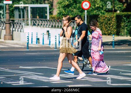 Siviglia Spagna 02 luglio 2021 pedoni che camminano per le strade di Siviglia durante l'epidemia di coronavirus che colpisce la Spagna, indossando una maschera in strada Foto Stock