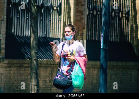 Siviglia Spagna 02 luglio 2021 pedoni che camminano per le strade di Siviglia durante l'epidemia di coronavirus che colpisce la Spagna, indossando una maschera in strada Foto Stock
