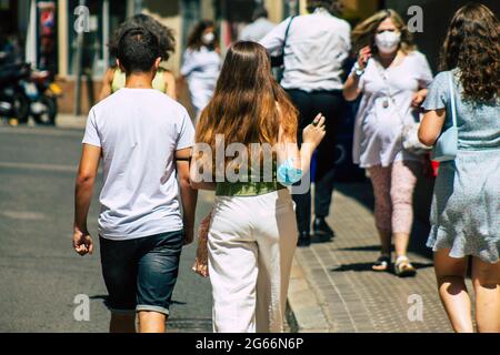 Siviglia Spagna 02 luglio 2021 pedoni che camminano per le strade di Siviglia durante l'epidemia di coronavirus che colpisce la Spagna, indossando una maschera in strada Foto Stock