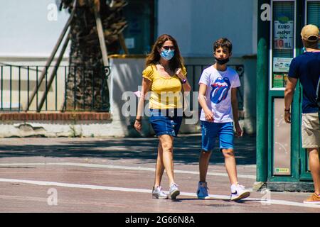 Siviglia Spagna 02 luglio 2021 pedoni che camminano per le strade di Siviglia durante l'epidemia di coronavirus che colpisce la Spagna, indossando una maschera in strada Foto Stock