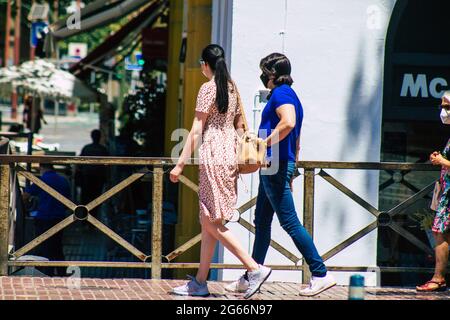 Siviglia Spagna 02 luglio 2021 pedoni che camminano per le strade di Siviglia durante l'epidemia di coronavirus che colpisce la Spagna, indossando una maschera in strada Foto Stock