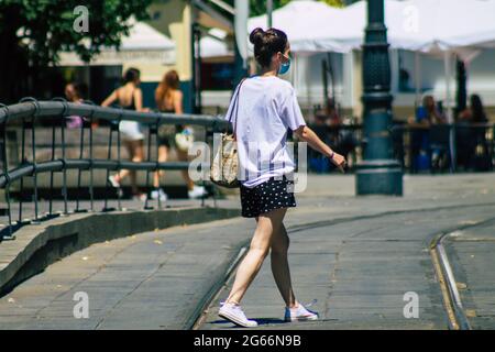 Siviglia Spagna 02 luglio 2021 pedoni che camminano per le strade di Siviglia durante l'epidemia di coronavirus che colpisce la Spagna, indossando una maschera in strada Foto Stock