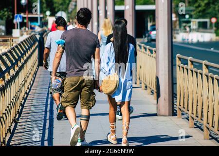 Siviglia Spagna 02 luglio 2021 pedoni che camminano per le strade di Siviglia durante l'epidemia di coronavirus che colpisce la Spagna, indossando una maschera in strada Foto Stock