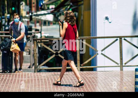 Siviglia Spagna 02 luglio 2021 pedoni che camminano per le strade di Siviglia durante l'epidemia di coronavirus che colpisce la Spagna, indossando una maschera in strada Foto Stock