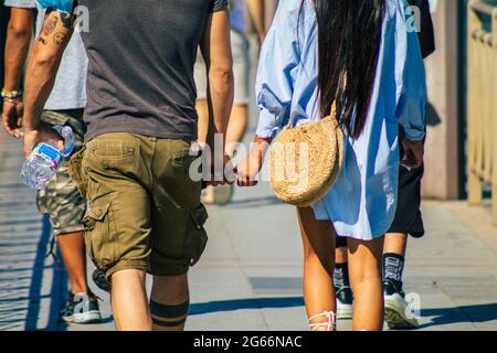 Siviglia Spagna 02 luglio 2021 pedoni che camminano per le strade di Siviglia durante l'epidemia di coronavirus che colpisce la Spagna, indossando una maschera in strada Foto Stock