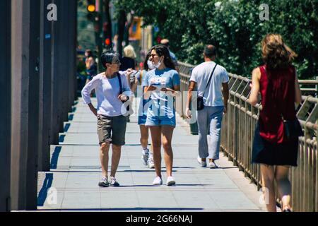 Siviglia Spagna 02 luglio 2021 pedoni che camminano per le strade di Siviglia durante l'epidemia di coronavirus che colpisce la Spagna, indossando una maschera in strada Foto Stock