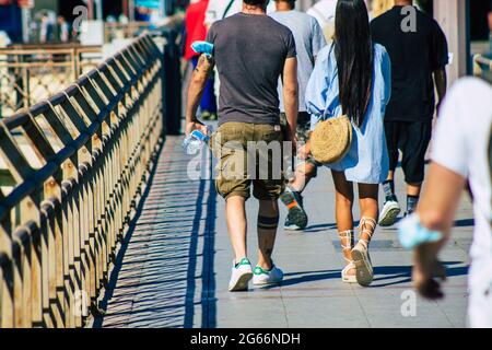 Siviglia Spagna 02 luglio 2021 pedoni che camminano per le strade di Siviglia durante l'epidemia di coronavirus che colpisce la Spagna, indossando una maschera in strada Foto Stock