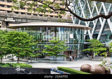 Bangkok, Thailandia 04.28.2021 il secondo Apple Store a Bangkok al Centro commerciale Central World Foto Stock