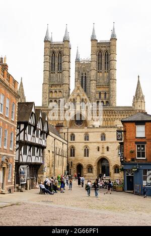 Lincoln Castle Square guardando verso la porta di Exchequer e la Cattedrale. La Leigh Pemberton House e il Magna carta pub sono anch'essi in v Foto Stock