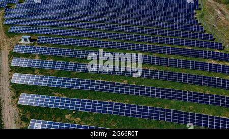 Il pannello solare produce energia verde e rispettosa dell'ambiente. Foto Stock