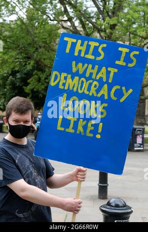 College Green, Bristol, Regno Unito. 3 luglio 2021. La gente si riunisce sul Collegio Verde per protestare contro i governi che cambiano il diritto di protestare. Questa sarà l'ultima protesta a Bristol in una lunga serie di manifestazioni contro la polizia, il crimine, le sentenze e i tribunali Bill. Il disegno di legge ha un'ulteriore lettura nella Camera dei comuni la prossima settimana da cui oggi 14 ° protesta. Credit: JMF News/Alamy Live News Foto Stock