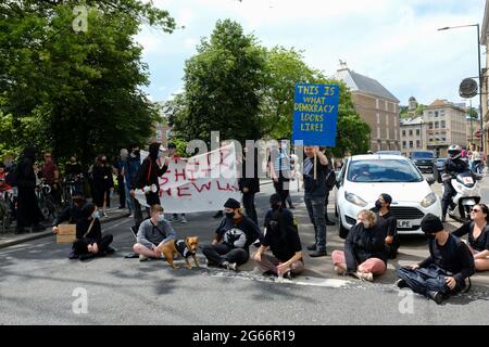 College Green, Bristol, Regno Unito. 3 luglio 2021. La gente blocca Park Street per protestare contro i governi cambia il diritto di protestare. Questa sarà l'ultima protesta a Bristol in una lunga serie di manifestazioni contro la polizia, il crimine, le sentenze e i tribunali Bill. Il disegno di legge ha un'ulteriore lettura nella Camera dei comuni la prossima settimana da cui oggi 14 ° protesta. Credit: JMF News/Alamy Live News Foto Stock