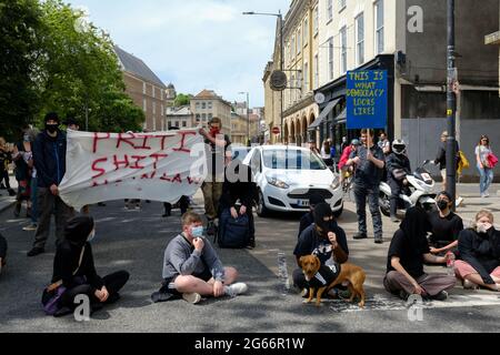 College Green, Bristol, Regno Unito. 3 luglio 2021. La gente blocca Park Street per protestare contro i governi cambia il diritto di protestare. Questa sarà l'ultima protesta a Bristol in una lunga serie di manifestazioni contro la polizia, il crimine, le sentenze e i tribunali Bill. Il disegno di legge ha un'ulteriore lettura nella Camera dei comuni la prossima settimana da cui oggi 14 ° protesta. Credit: JMF News/Alamy Live News Foto Stock