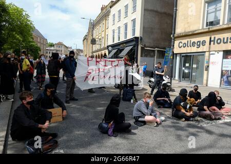 College Green, Bristol, Regno Unito. 3 luglio 2021. La gente blocca Park Street per protestare contro i governi cambia il diritto di protestare. Questa sarà l'ultima protesta a Bristol in una lunga serie di manifestazioni contro la polizia, il crimine, le sentenze e i tribunali Bill. Il disegno di legge ha un'ulteriore lettura nella Camera dei comuni la prossima settimana da cui oggi 14 ° protesta. Credit: JMF News/Alamy Live News Foto Stock