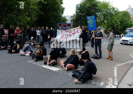 College Green, Bristol, Regno Unito. 3 luglio 2021. La gente si riunisce sul Collegio Verde per protestare contro i governi che cambiano il diritto di protestare. Questa sarà l'ultima protesta a Bristol in una lunga serie di manifestazioni contro la polizia, il crimine, le sentenze e i tribunali Bill. Il disegno di legge ha un'ulteriore lettura nella Camera dei comuni la prossima settimana da cui oggi 14 ° protesta. Credit: JMF News/Alamy Live News Foto Stock