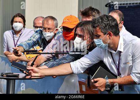 Giornalisti nel paddock. Gran Premio d'Austria, sabato 3 luglio 2021. Spielberg, Austria. Foto Stock