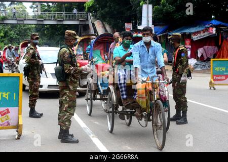 Il personale dell'esercito del Bangladesh pattuglia per strada in un punto di controllo durante il rigido blocco di Coronavirus Covid-19 a Dhaka, Bangladesh, il 3 luglio 2021. Le autorità del Bangladesh hanno imposto il blocco totale a livello nazionale per una settimana tra le crescenti infezioni da coronavirus e i decessi correlati al coronavirus nel paese. Foto Stock