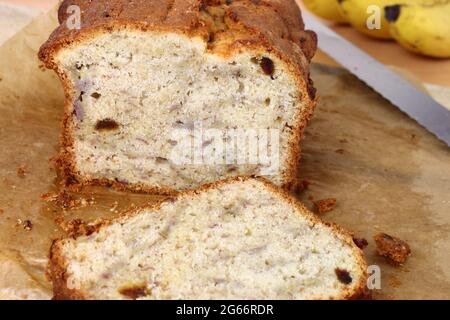 Pane alla banana e dadato appena sfornato e affettato. Foto Stock