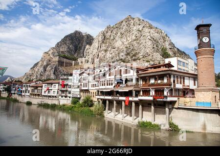 Amasya / Turchia - 09/29/2015: Veduta delle storiche case di Amasya e delle tombe in pietra dei re in Turchia . Foto Stock