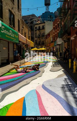 I visitatori di Doyers Street a Chinatown a New York giovedì 24 giugno 2021 potranno godersi le terrazze di riso di Dasic Fernández come parte del programma Asphalt Art Activations. Le opere d'arte di 4851 metri quadrati fanno parte degli sforzi della Chinatown Partnership per trasformare la strada stretta e pittoresca in un centro commerciale pedonale. (© Richard B. Levine) Foto Stock