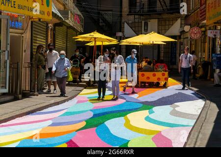 I visitatori di Doyers Street a Chinatown a New York giovedì 24 giugno 2021 potranno godersi le terrazze di riso di Dasic Fernández come parte del programma Asphalt Art Activations. Le opere d'arte di 4851 metri quadrati fanno parte degli sforzi della Chinatown Partnership per trasformare la strada stretta e pittoresca in un centro commerciale pedonale. (© Richard B. Levine) Foto Stock