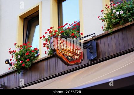 Logo vintage di un ristorante tradizionale tedesco nel centro storico di Düsseldorf. Foto Stock