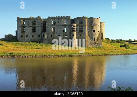 A tarda sera presso lo storico castello di Carew a Pembrokeshire, Galles. Foto Stock