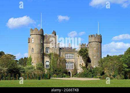 Lo storico castello medievale di Malahide nella contea di Dublino. Foto Stock