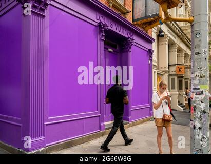 Lo shopping distratto fuori dal negozio Louis Vuitton dipinto di lavanda a Soho a New York giovedì 1 luglio 2021. (© Richard B. Levine) Foto Stock