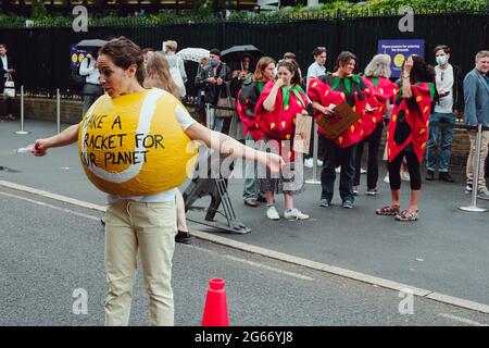 Londra, Regno Unito. 2 luglio 2021. Un gruppo di attivisti con palle da tennis giganti, racchette, copricapo e attrezzatura da tennis e adatti come banchieri protestano fuori dall'arena di Wimbledon quest'anno il torneo di Wimbledon è sponsorizzato da HSBC, che sono responsabili del finanziamento di £81bn-Worth di combustibili fossili a partire dal Paris Climate Agreement del 2015. Credito: João Daniel Pereira Foto Stock