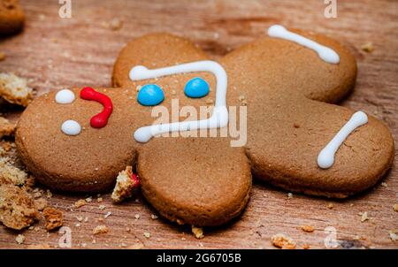 singolo uomo tradizionale di pan di zenzero su tavolo di legno Foto Stock