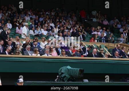 Una vista della scatola reale sul campo centrale davanti alla terza partita di round tra Roger Federer e Cameron Norrie il sesto giorno di Wimbledon all'All England Lawn Tennis and Croquet Club, Wimbledon. Data immagine: Sabato 3 luglio 2021. Foto Stock