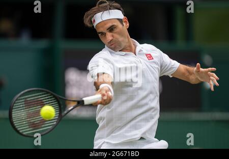 Roger Federer gioca contro Cameron Norrie nel terzo round dei Gentlemen's Singles il sesto giorno di Wimbledon all'All England Lawn Tennis and Croquet Club di Wimbledon. Data immagine: Sabato 3 luglio 2021. Foto Stock