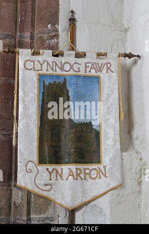 'Clynnog Fawr yn Arfon' - Banner della Chiesa a St Beunos, Clynnog Fawr, Galles Foto Stock