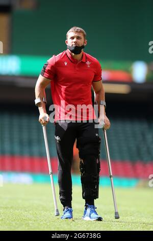 Cardiff, Regno Unito. 03 luglio 2021. Leigh Halfpenny del Galles che è stato ferito nelle prime fasi del gioco è visto sulle stampelle alla fine del gioco . Rugby International friendly, Galles vs Canada, Summer Series match al Principato Stadium di Cardiff sabato 3 luglio 2021. pic di Andrew Orchard/Andrew Orchard sports photography Credit: Andrew Orchard sports photography/Alamy Live News Foto Stock