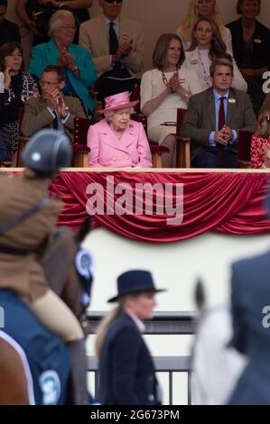 Nel pomeriggio la regina Elisabetta II indossava un cappotto e un cappello rosa pallido nel Royal Box al Royal Windsor Horse Show. Il migliore Trooper è stato presentato a sua Maestà la Regina nel Royal Box. Trooper Dickinson del Sud Africa è con la sede dei Blues and Royals a Londra Foto Stock
